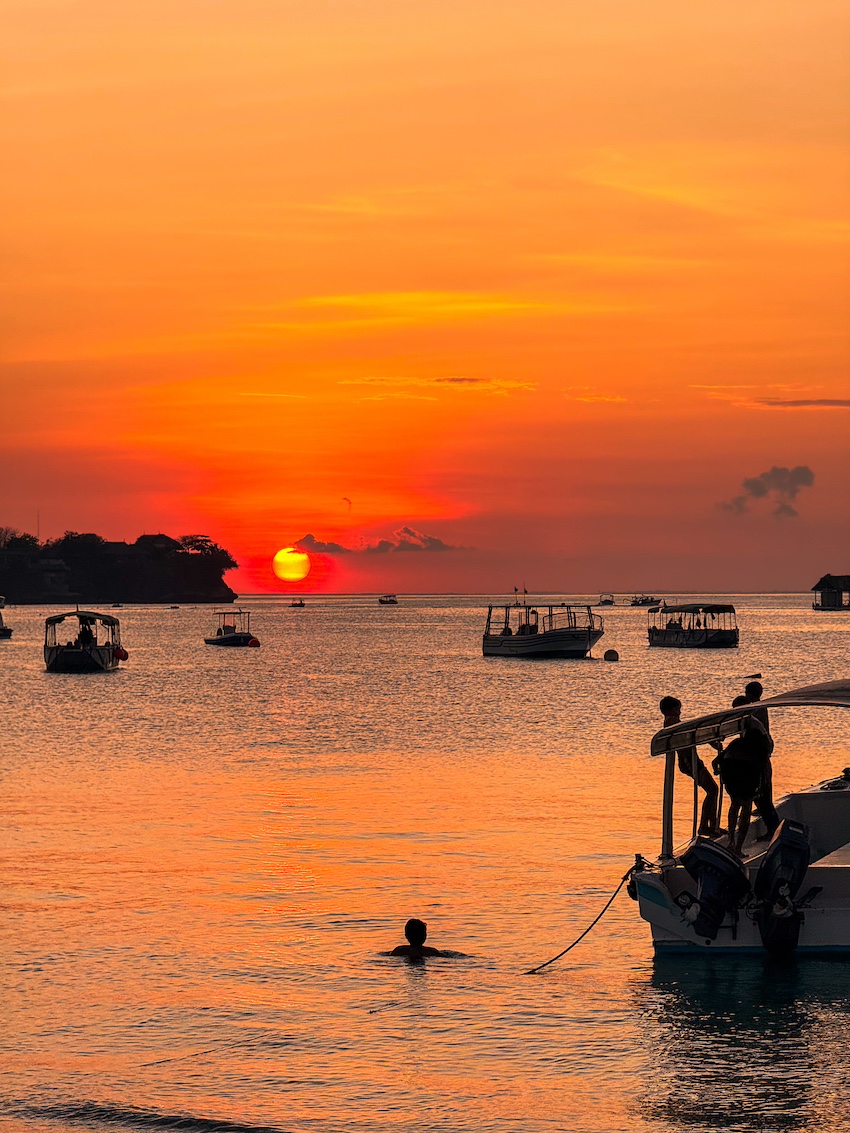 Tramonto Jungutbatu Beach Nusa Lembongan