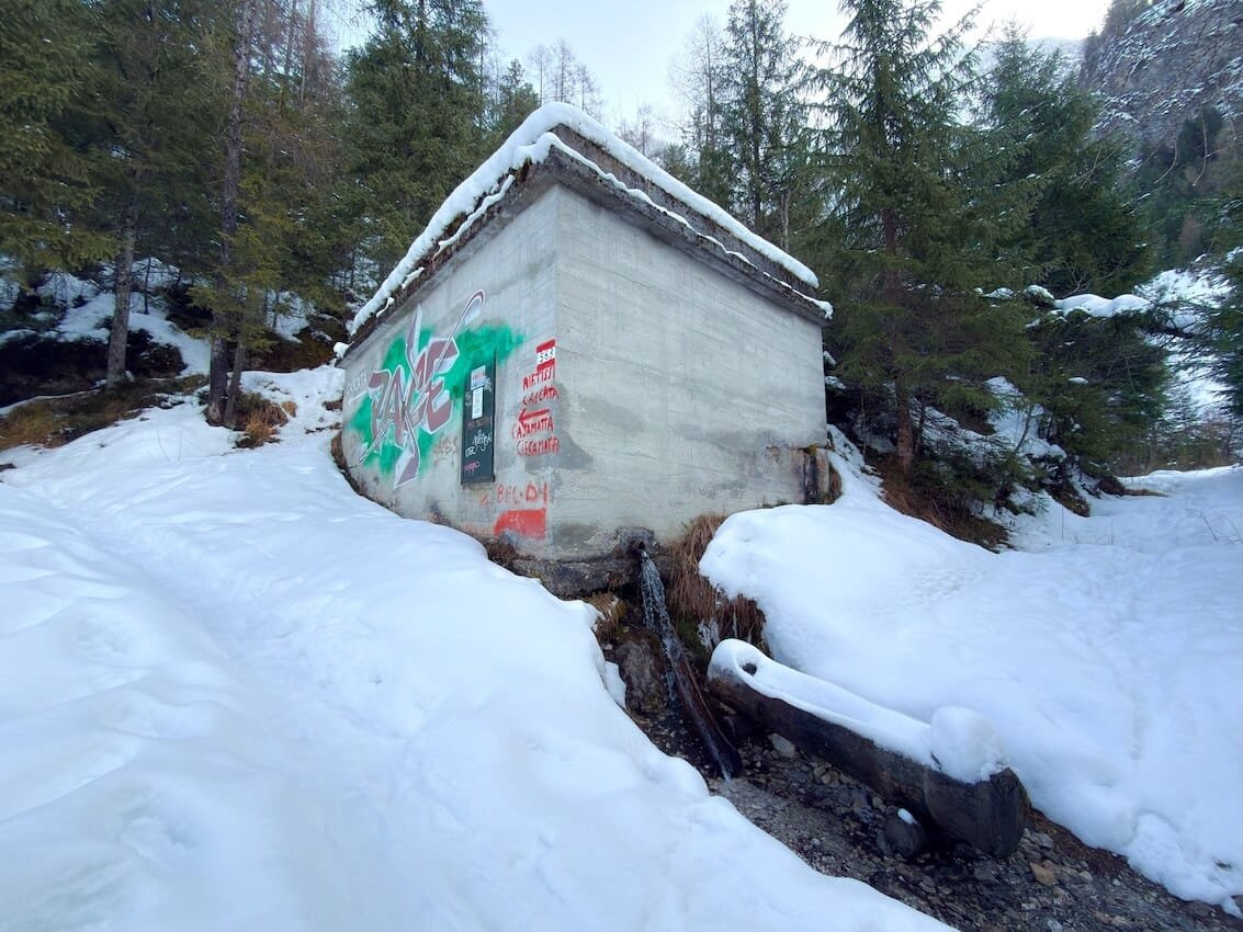 Casa Cemento Lungo il Percorso per la Cascata Ru de Rialt