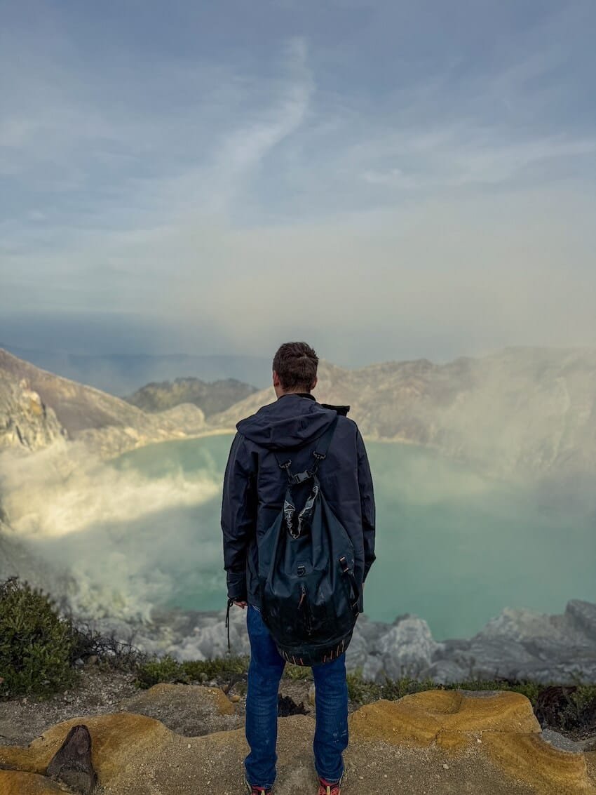 Pal che Guarda il Lago Acido del Vulcano Kawah Ijen Cosa Portare in Indonesia