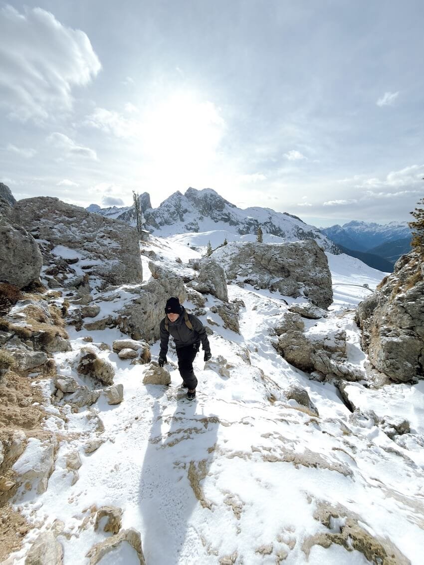 Passaggio tra Rocce sentiero Passo Averau