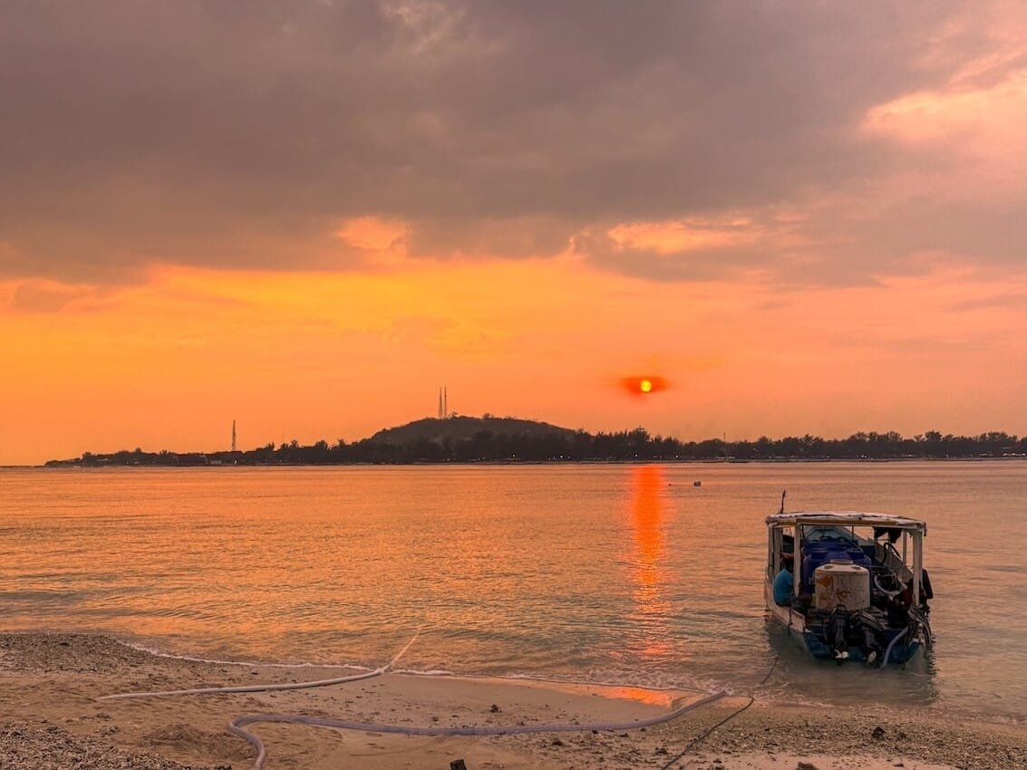 Tramonto da Gili Meno vista Gili Trawangan e Barca
