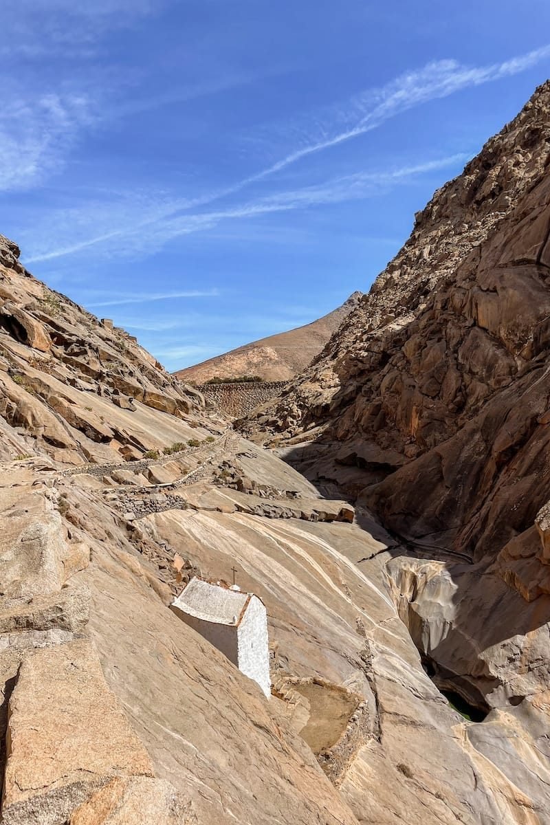 L'Ermita de la Peña e sulla sfondo la diga del Barranco